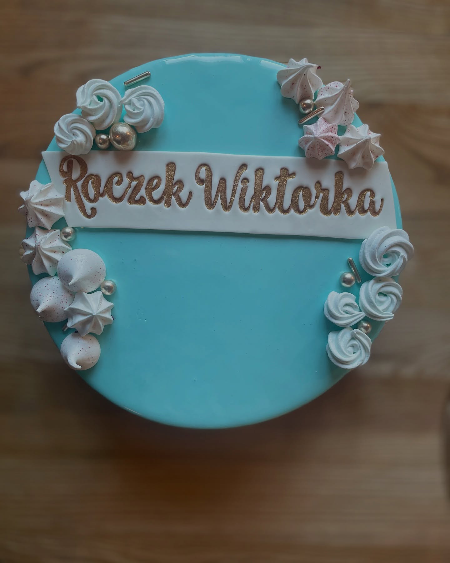 Tort dekorowany ręcznie – pracownia cukiernicza WuZetka
